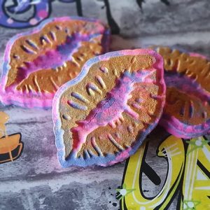 leaping hare shop kiss bath bomb